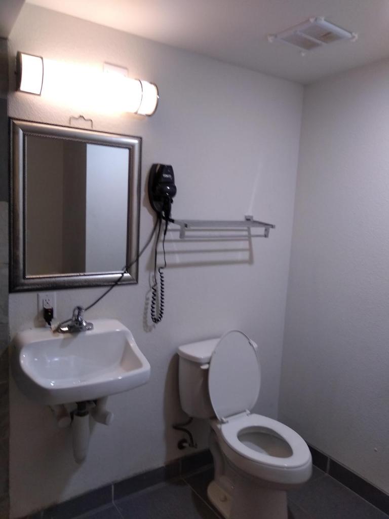 Days Inn by Wyndham Alva photo 2