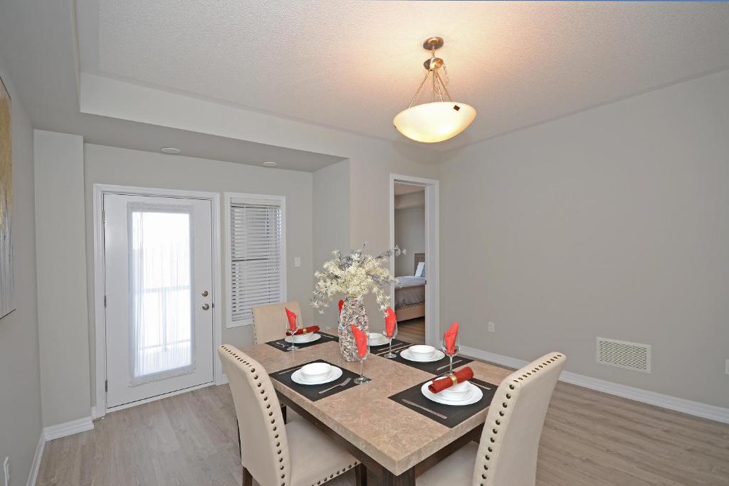 Royal Stays Townhome Collection - 3 Bedroom Townhome in Oakville photo 3