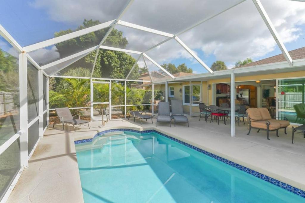 Heated Pool Home - Perfect Location - Walk to Beach, Restaurants and More! image