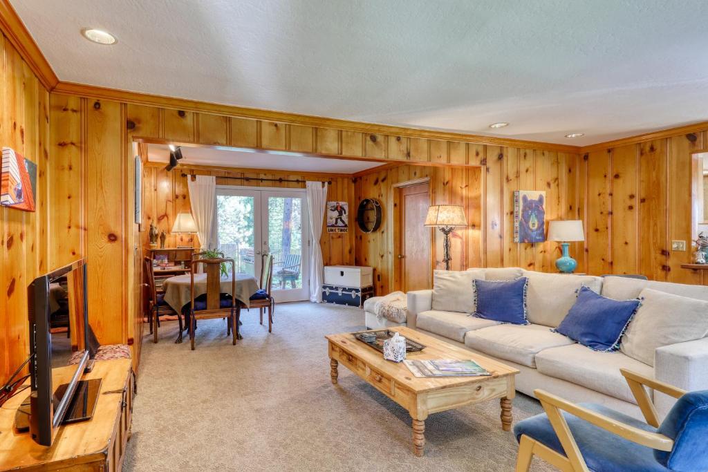 Casual and Cute Cabin Near the Lake photo 2