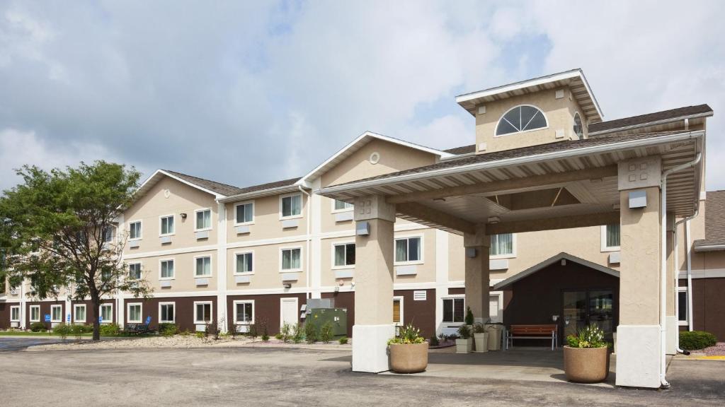 Holiday Inn Express Deforest, an IHG Hotel image
