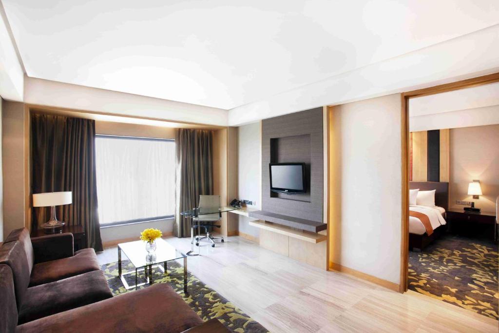 Сьюит (King Suite with Lounge Access with Cocktail Hours, 02 pcs of Laundry), Holiday Inn New Delhi Mayur Vihar Noida