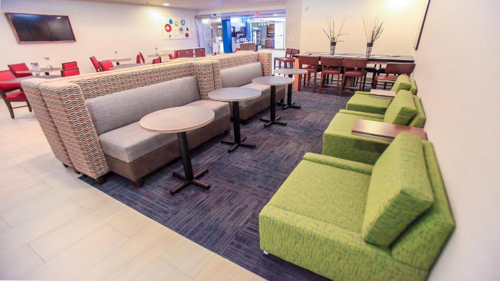Holiday Inn Express Daytona Beach - Speedway, an IHG Hotel photo 3