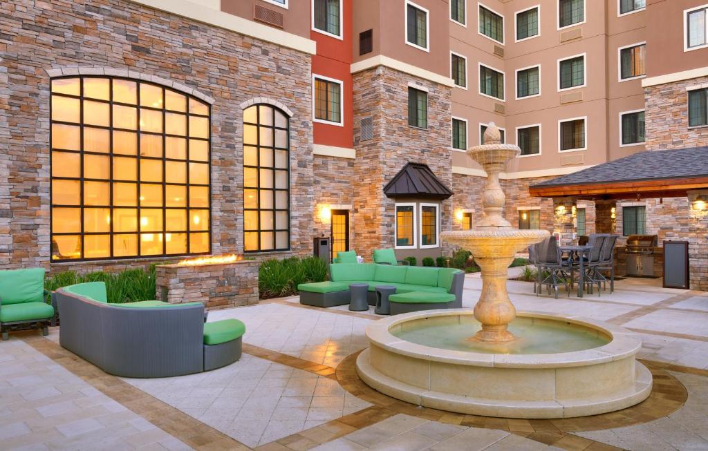 Holiday Inn Express & Suites - Gainesville I-75, an IHG Hotel photo 4