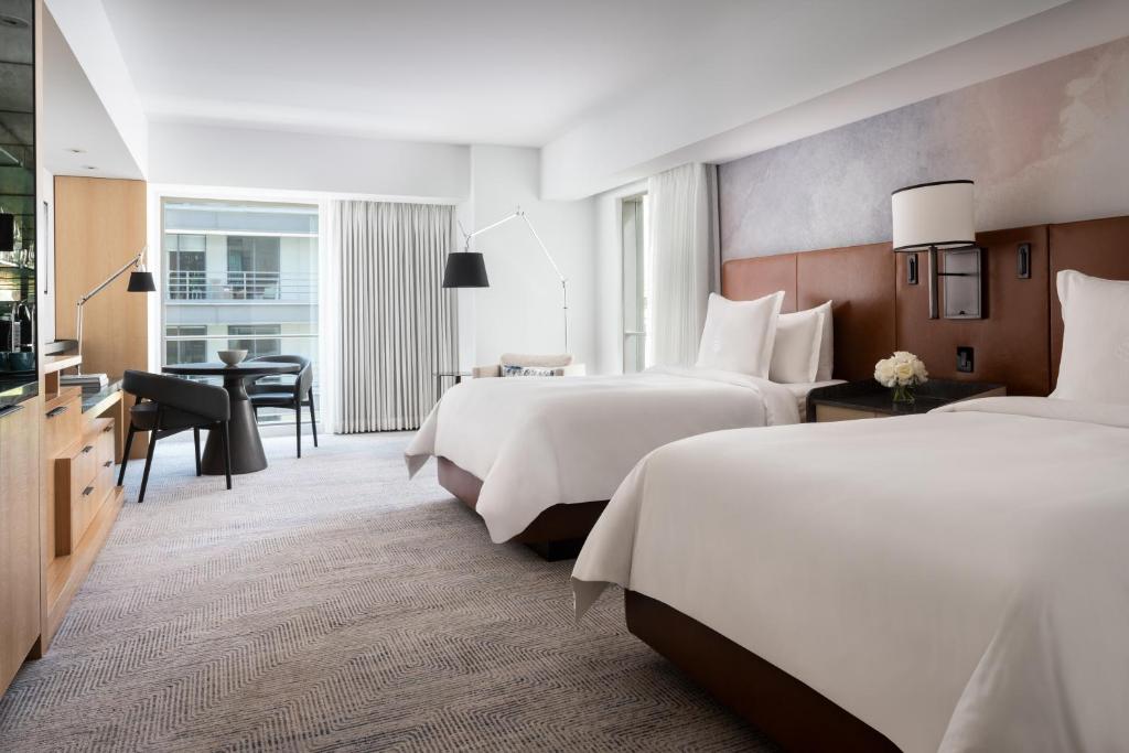 Четырехместный (Номер с 2 двуспальными кроватями и видом на Сиэтл), Four Seasons Hotel Seattle