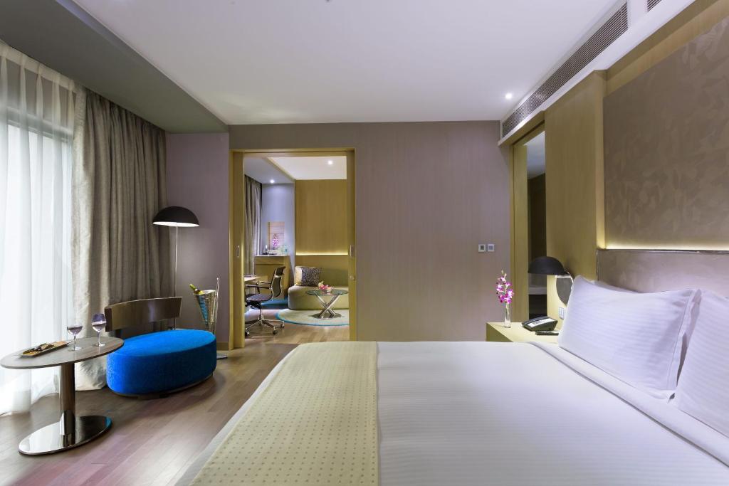 Сьюит (Executive King Suite -  with both way airport transfers, Early Check-in by 10 AMand Happy hours from 6 to 8), Holiday Inn New Delhi International Airport
