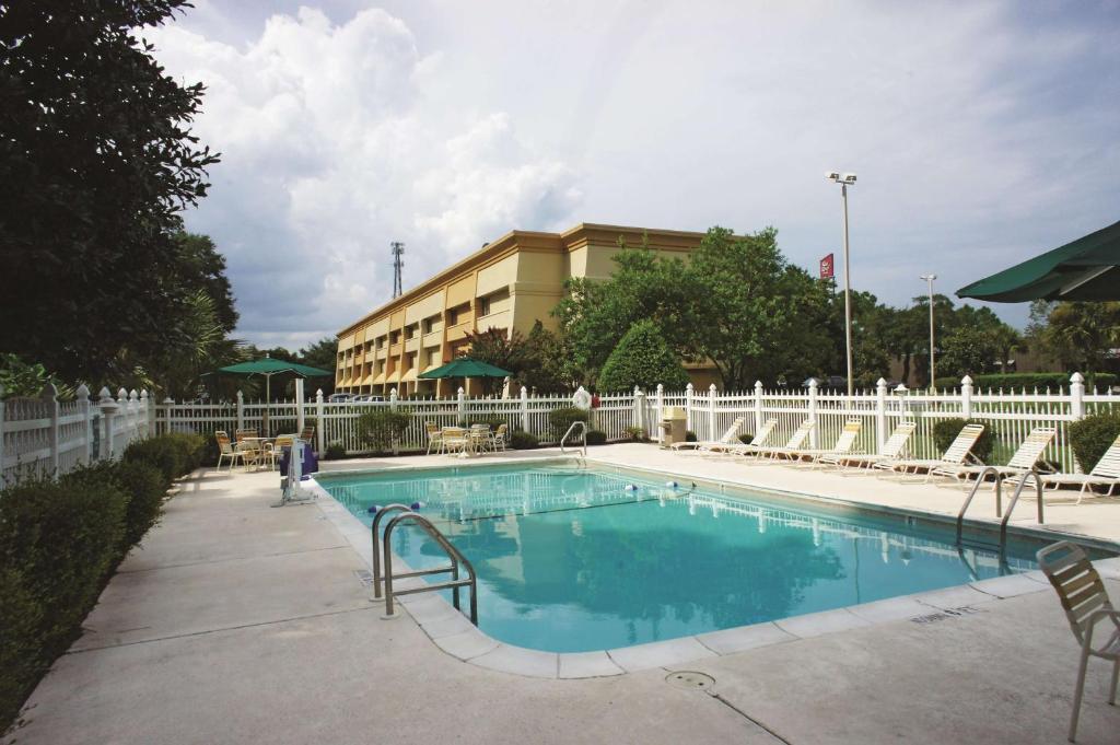 Wingate by Wyndham Brunswick GA / I-95 - Tap to explore photos