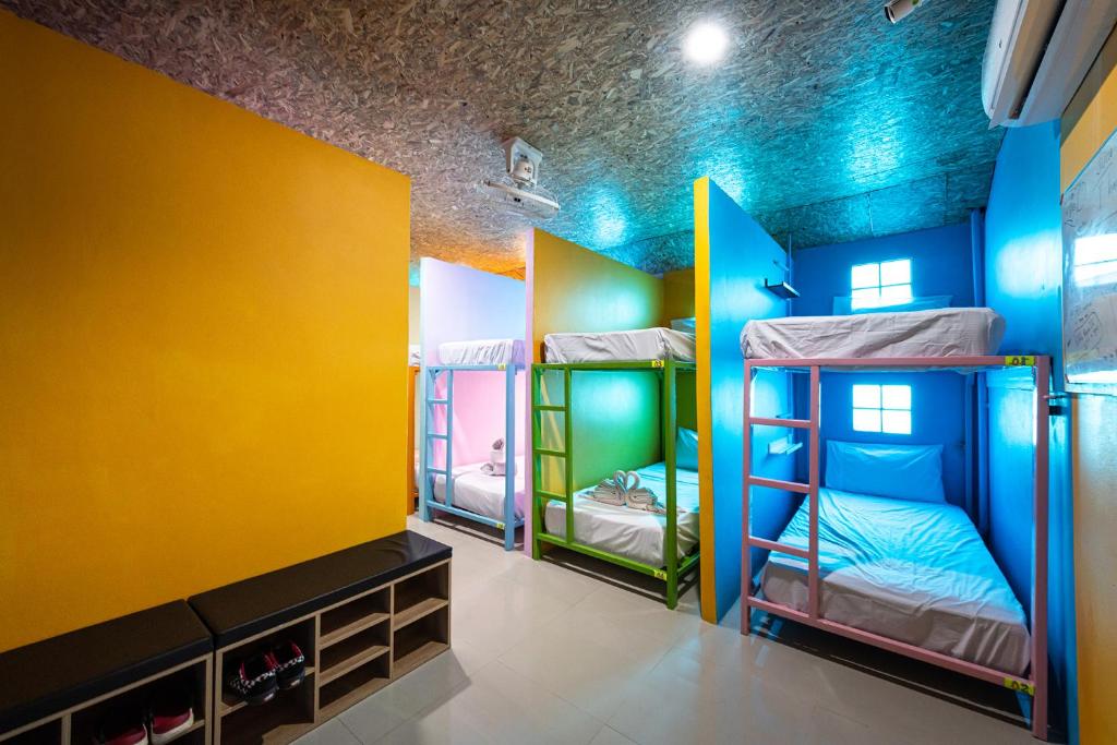 Номер (Single Bed in Dormitory Room - Lower Level), Smile Mansion