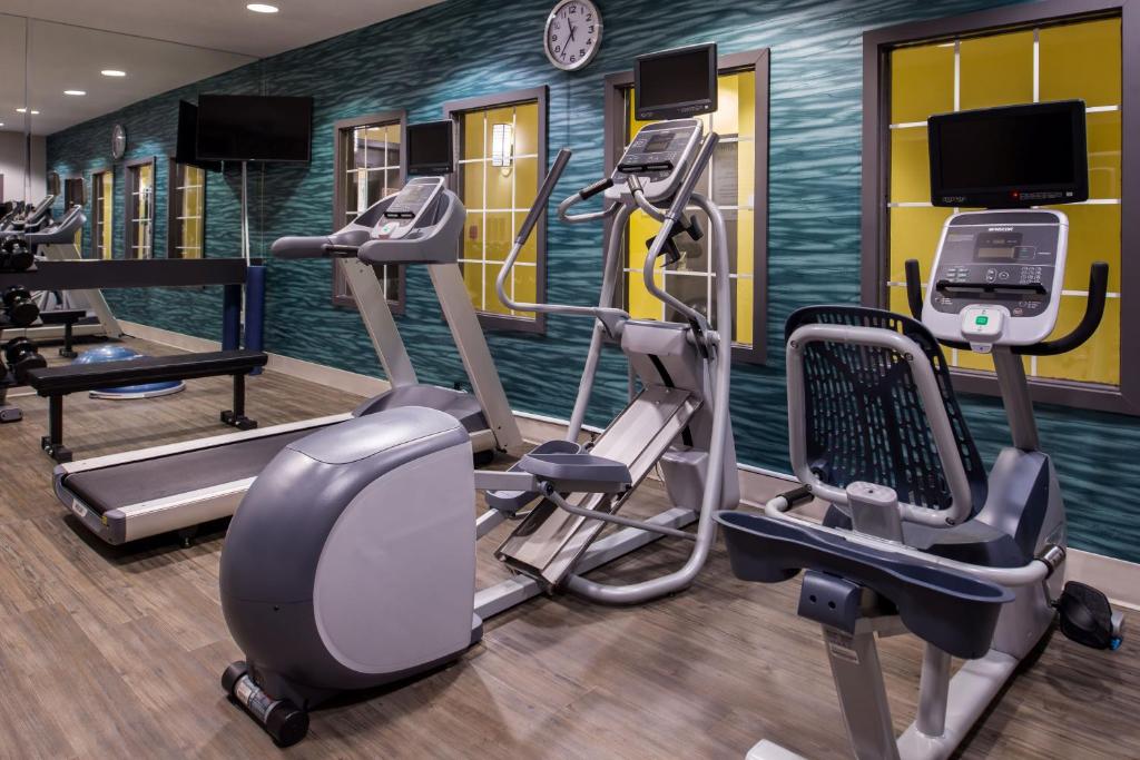 Holiday Inn and Suites Addison, an IHG Hotel photo 1