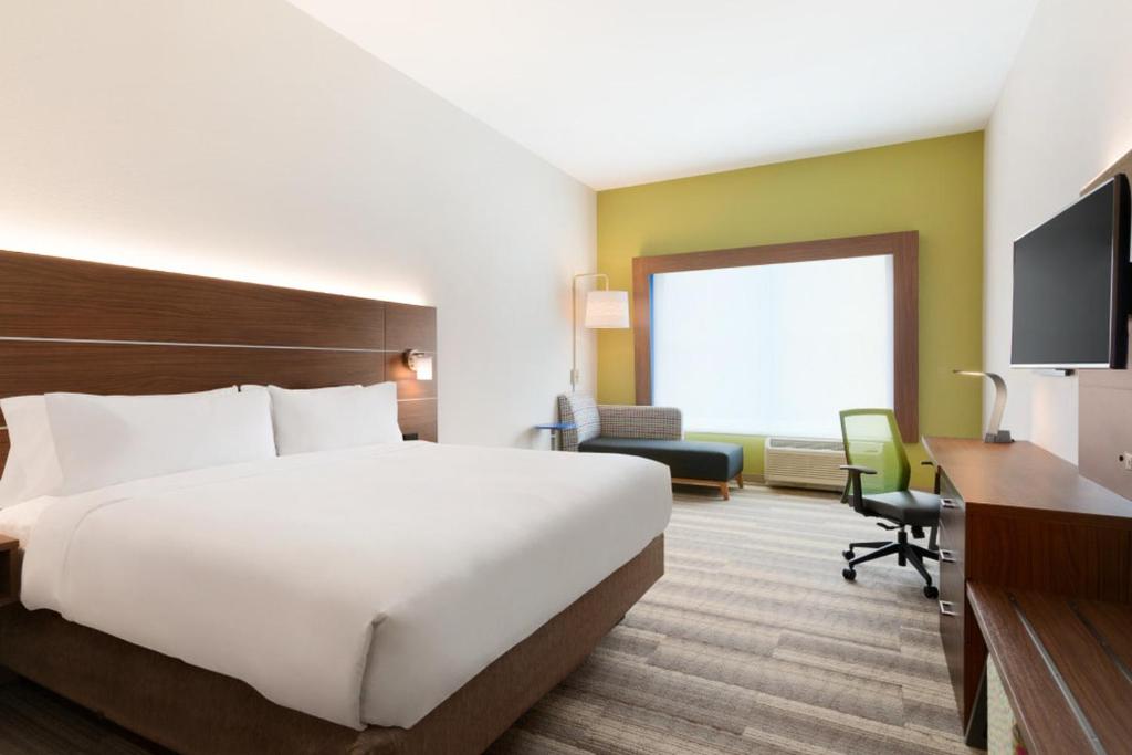 Holiday Inn Express & Suites - Cincinnati NE - Red Bank Road, an IHG Hotel photo 1