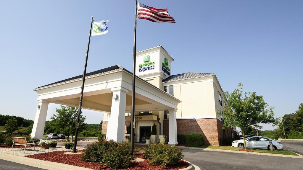 Holiday Inn Express & Suites Delafield, an IHG Hotel image