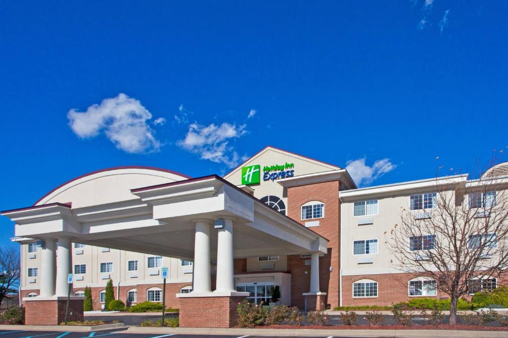 Holiday Inn Express Hotel & Suites Charlotte, an IHG Hotel image
