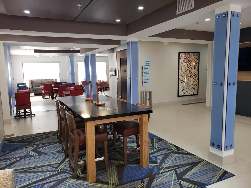 Holiday Inn Express Arlington Interstate 20 Parks Mall, an IHG Hotel photo 1