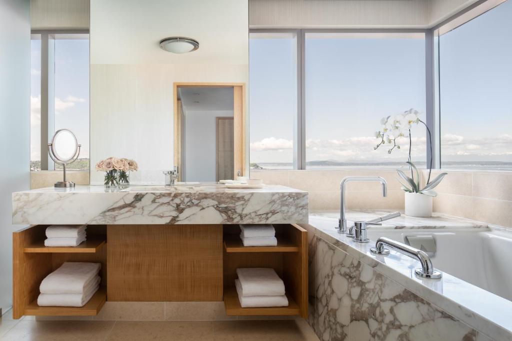 Двухместный (Номер с кроватью размера «king-size» и видом на Сиэтл), Four Seasons Hotel Seattle