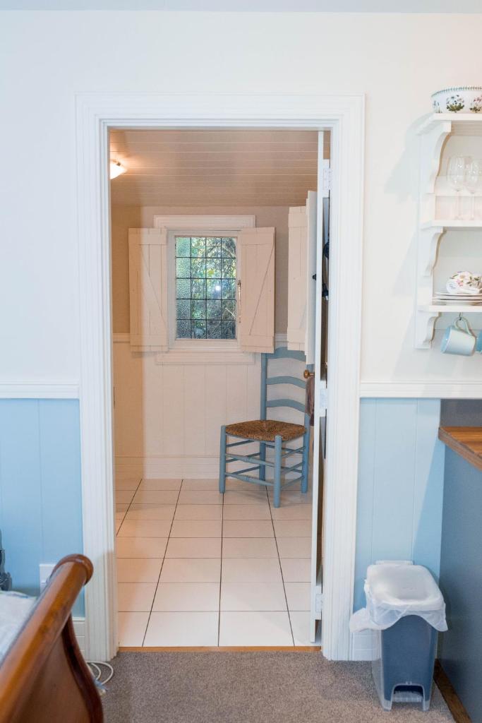 Akaroa Streamside Cottage photo 4