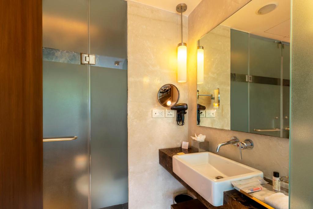 Сьюит (Premium Room Pool View Queen Bed), Vivanta By Taj - Whitefield
