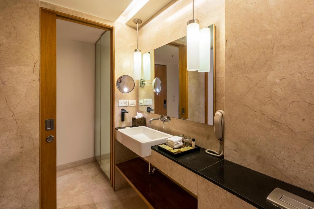 Сьюит (Premium Suite Pool View King Bed), Vivanta By Taj - Whitefield