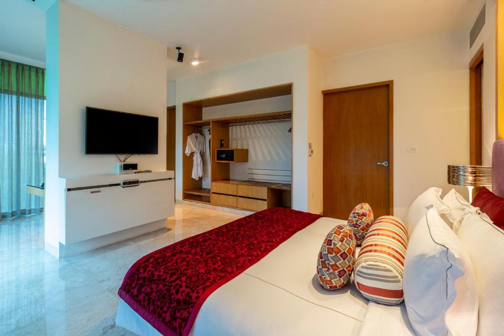 Сьюит (Premium Suite Pool View King Bed), Vivanta By Taj - Whitefield