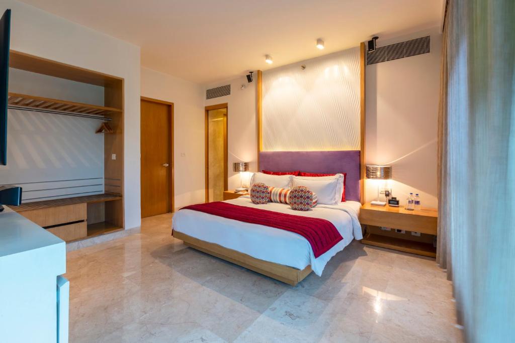 Сьюит (Premium Suite Pool View King Bed), Vivanta By Taj - Whitefield