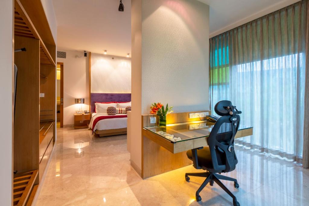 Сьюит (Premium Suite Pool View King Bed), Vivanta By Taj - Whitefield