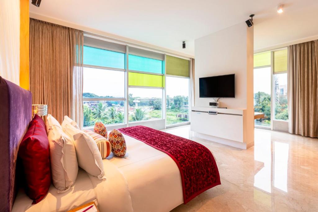 Сьюит (Premium Suite Pool View King Bed), Vivanta By Taj - Whitefield