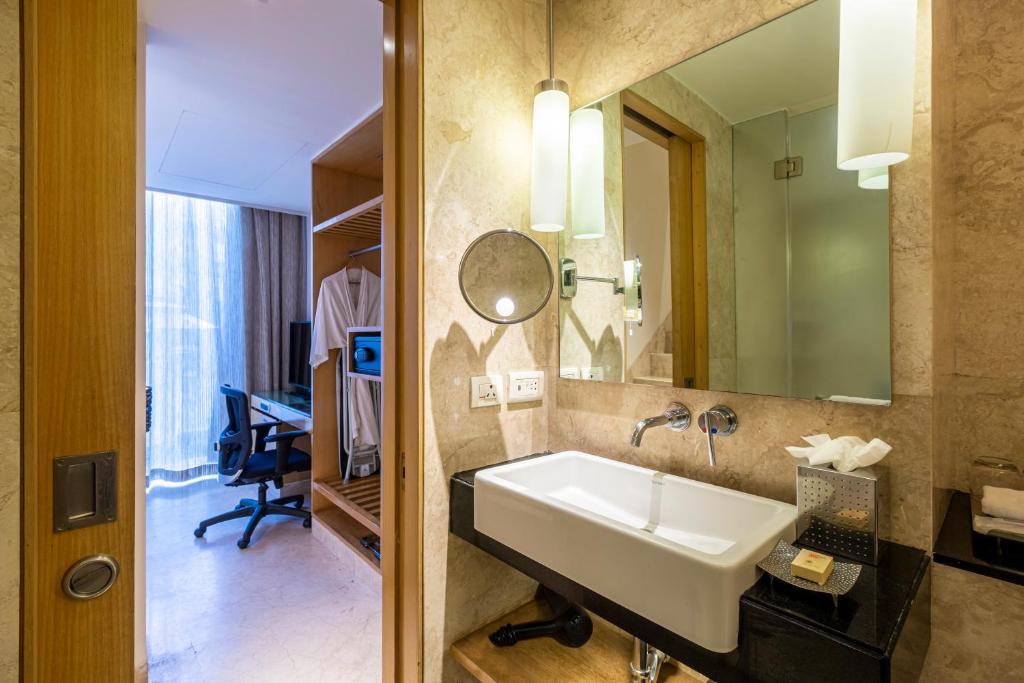 Сьюит (Loft Suite Pool View King Bed), Vivanta By Taj - Whitefield
