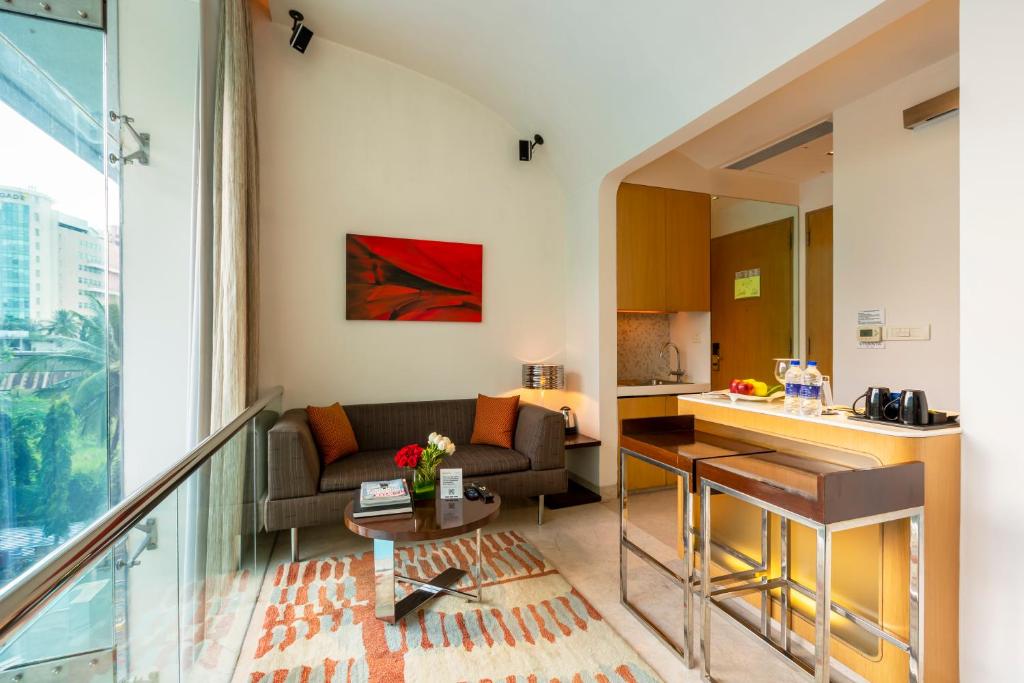 Сьюит (Loft Suite Pool View King Bed), Vivanta By Taj - Whitefield