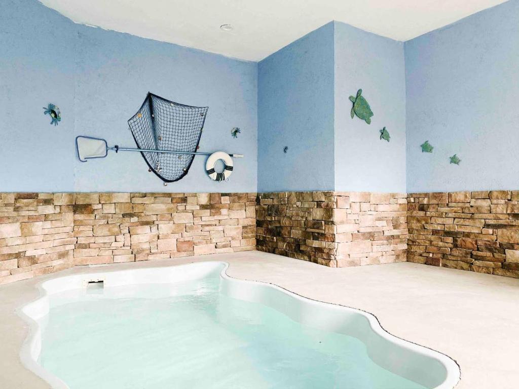 Splash of Moonshine -heated indoor pool, hot tub, arcade game room image