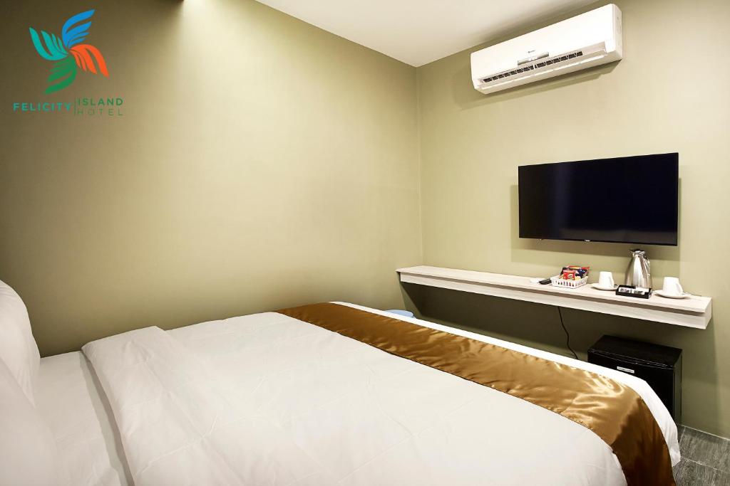 Студио (Номер-студио с кроватью размера «king-size»), Felicity Island Hotel