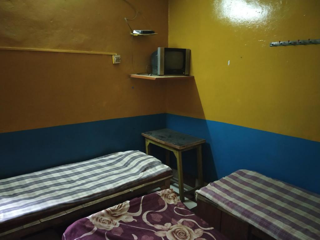 Четырехместный (Economy Quadruple Room - Indian nationals only), Hotel Yatri Niwas