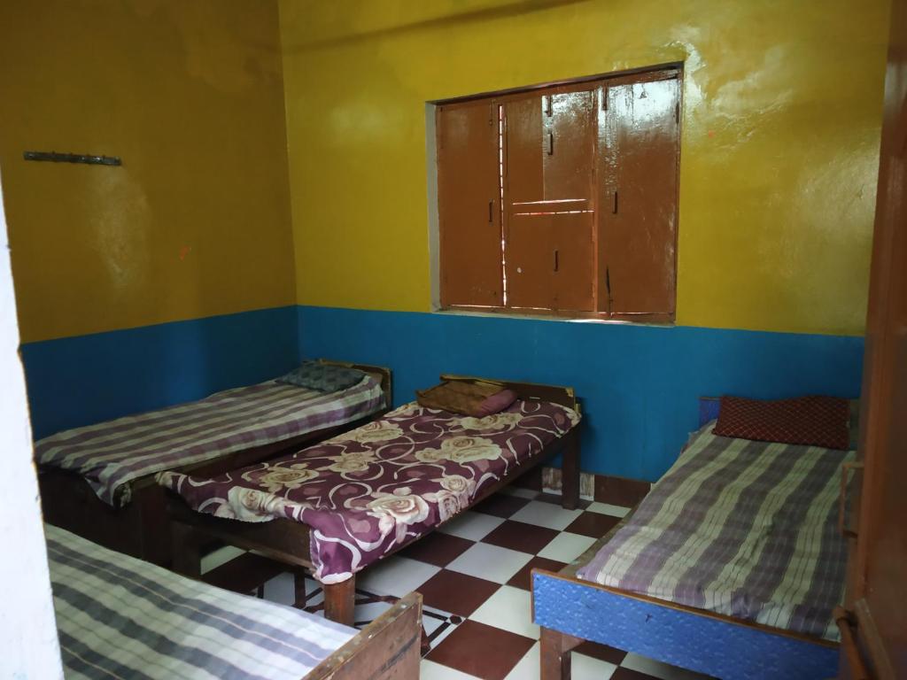 Четырехместный (Economy Quadruple Room - Indian nationals only), Hotel Yatri Niwas