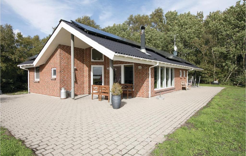 Nice Home In Hadsund With 2 Bedrooms, Sauna And Wifi