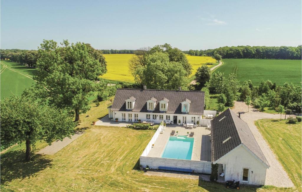 Nice Home In rbk With 8 Bedrooms, Wifi And Outdoor Swimming Pool