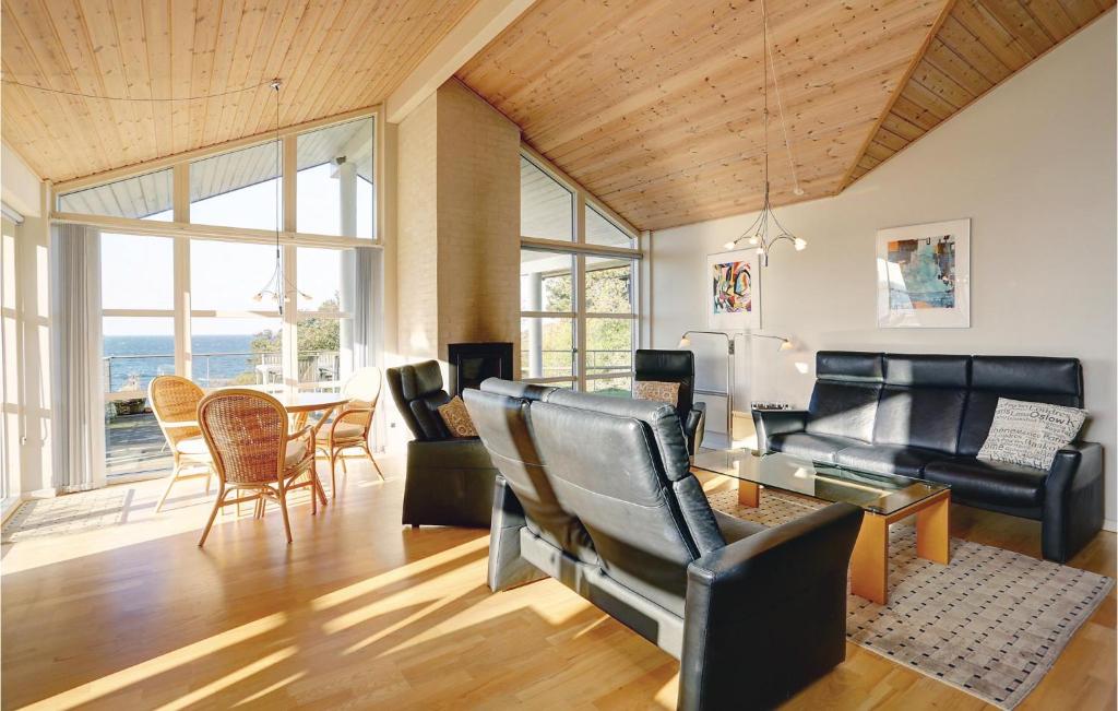 Nice Home In Rnne With 4 Bedrooms, Sauna And Wifi photo 4