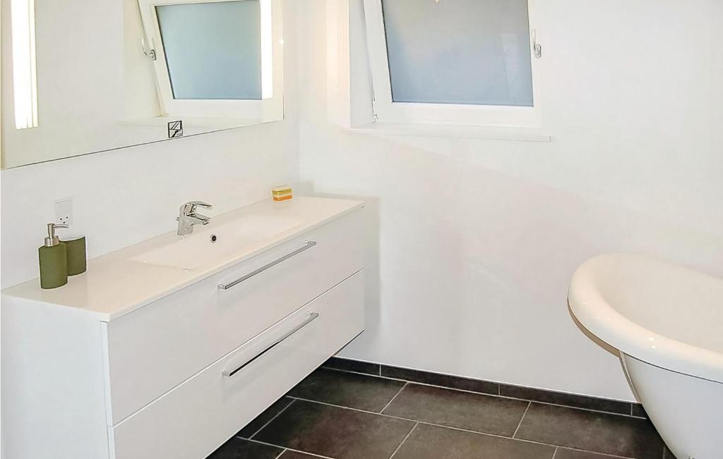 Stunning Home In Hejls With 1 Bedrooms And Wifi photo 3