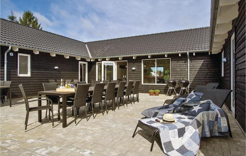 Stunning Home In Glesborg With 8 Bedrooms, Sauna And Wifi photo 3