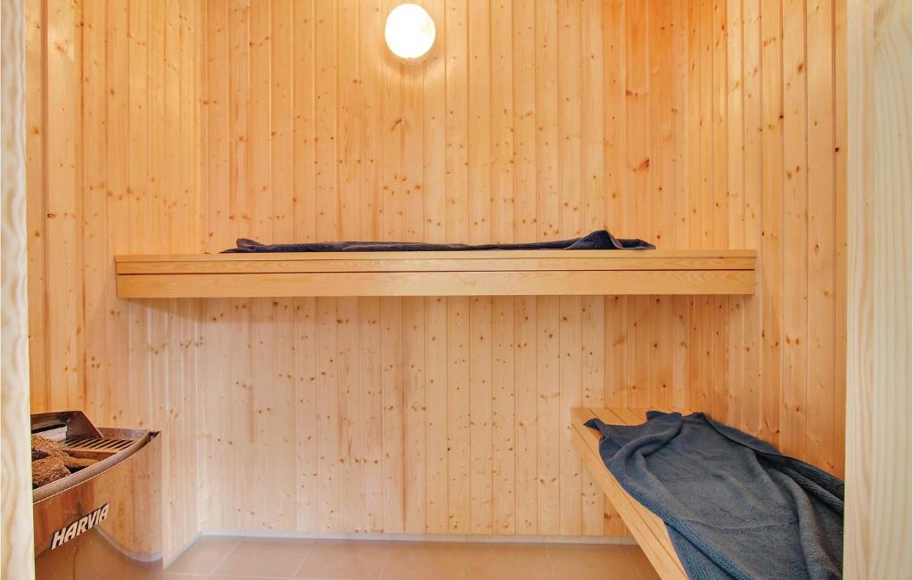 Stunning Home In Glesborg With 8 Bedrooms, Sauna And Wifi photo 4