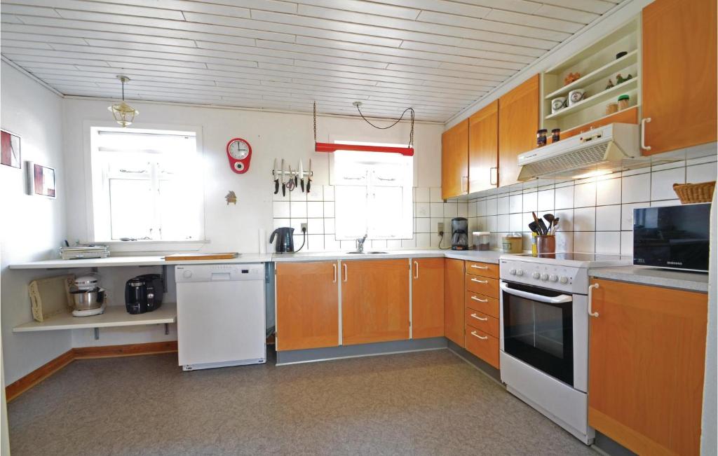 Amazing Home In Frstrup With 4 Bedrooms And Wifi photo 1