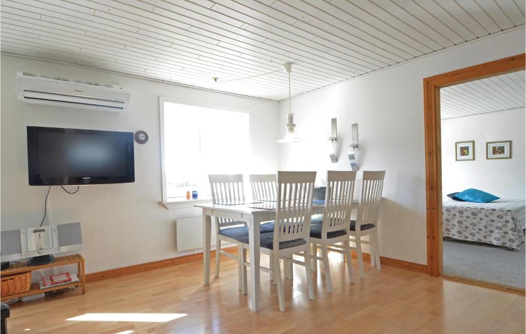 Amazing Home In Frstrup With 4 Bedrooms And Wifi photo 4