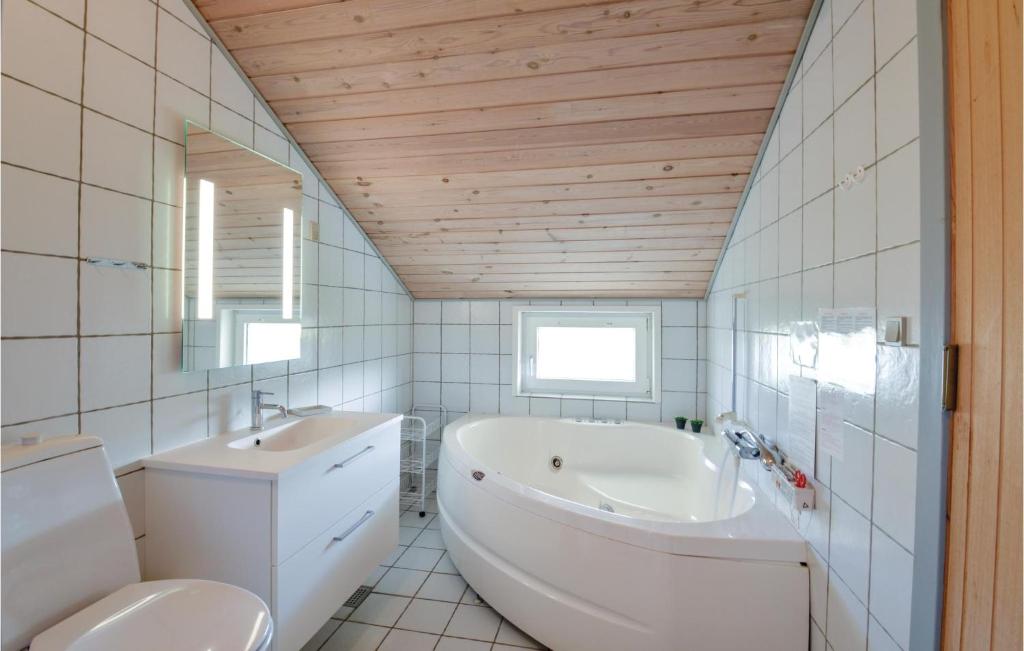 Amazing Home In Ringkbing With 4 Bedrooms, Sauna And Wifi photo 4