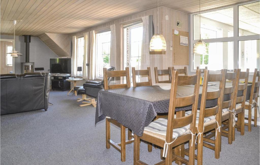 Beautiful Home In Oksbl With 5 Bedrooms, Sauna And Indoor Swimming Pool photo 1