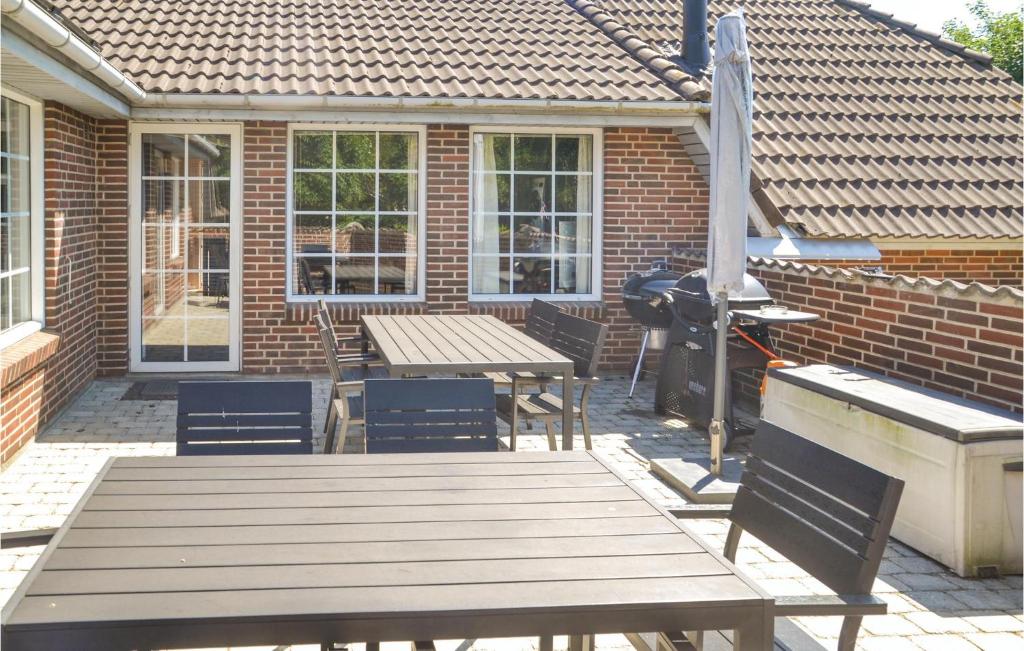 Beautiful Home In Oksbl With 5 Bedrooms, Sauna And Indoor Swimming Pool photo 3