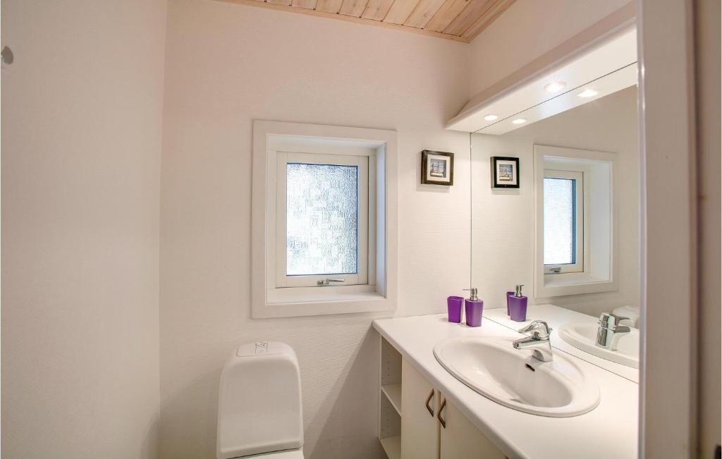 Nice Home In Nex With 4 Bedrooms, Sauna And Wifi photo 3