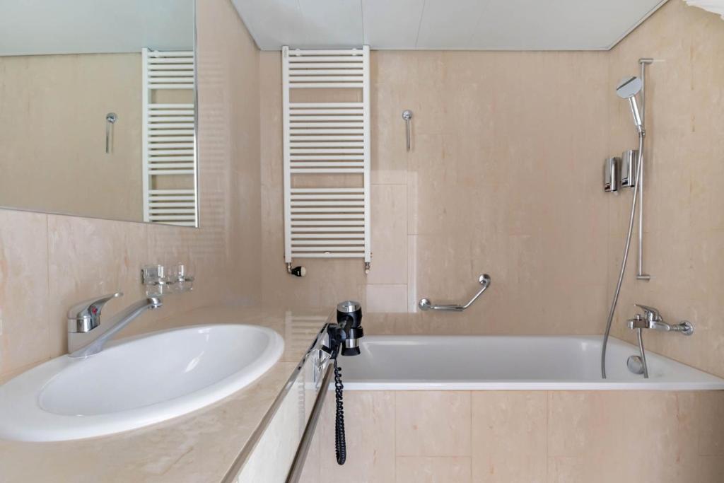 Двухместный (Двухместный номер с 2 отдельными кроватями), Hotel Cornavin Geneve