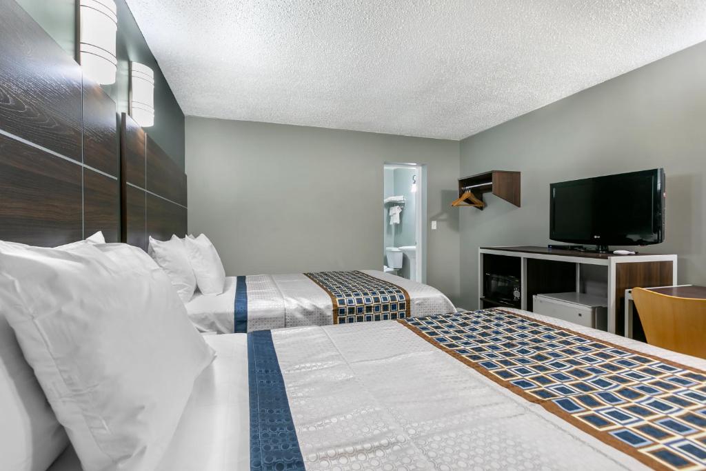 Rodeway Inn Bristol near Sesame Place Room Type - Double Room with Two Double Beds - Non-Smoking