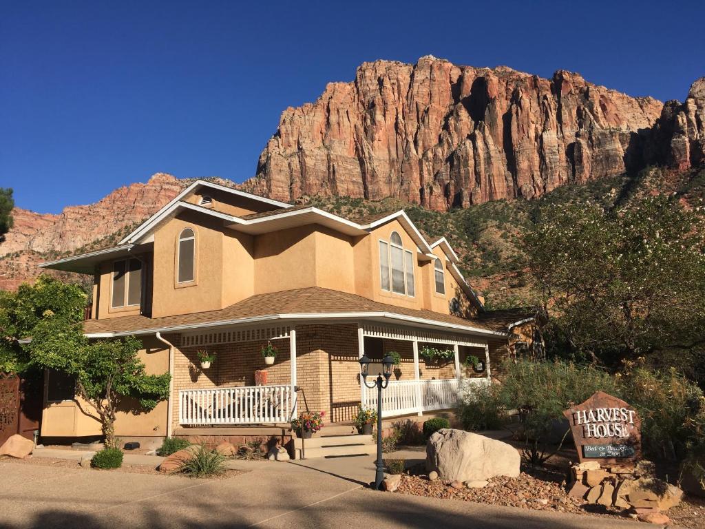 Harvest House Bed & Breakfast image