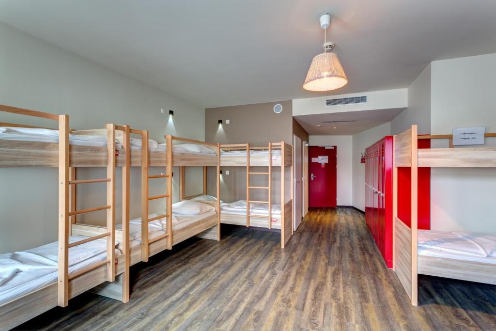 Номер (Кровать в общем номере для мужчин и женщин с 10 кроватями), MEININGER Hotel Salzburg City Center