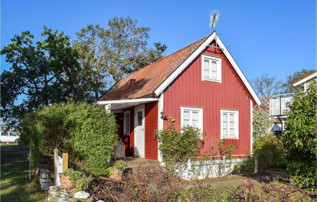 Nice Home In Mrbylnga With 2 Bedrooms