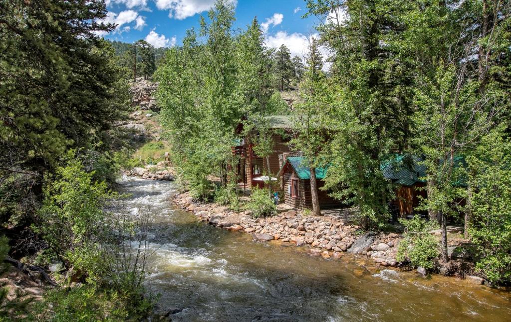 Swiftcurrent Lodge and Cottages by the River image