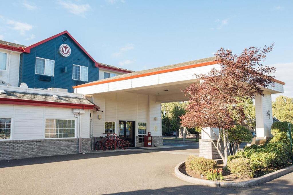 Red Lion Inn & Suites McMinnville image
